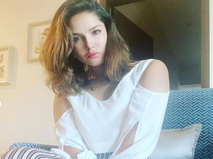 सनी लियोनी अपनी फोटोज को लेकर सोशल मीडिया पर आए दिन बवाल मचाती रहती हैं. सनी अपनी फोटोज और वीडियो को लेकर सोशल मीडिया पर काफी एक्टिव भी रहती हैं. 