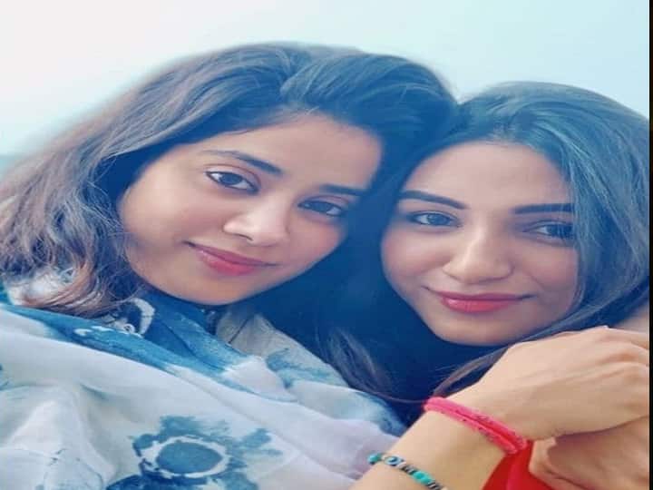 इस लिस्ट में अब नाम आता है तनीषा संतोषी और जाह्नवी कपूर का. आपको बता दें, तनीषा संतोषी राजकुमार संतोषी की बेटी हैं. दोनों अपनी दोस्ती की फोटो सोशल मीडिया पर शेयर करती दिखाई देती हैं. 