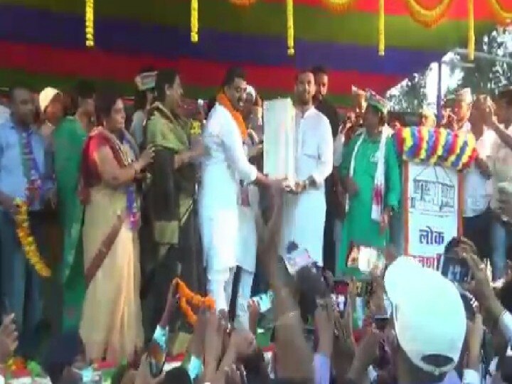Bihar Election: Activists celebrated Chirag's birthday on the electoral stage, welcomed firecrackers ann Bihar Election: चुनावी मंच पर कार्यकर्ताओं ने मनाया चिराग का जन्मदिन, पटाखे जलाकर किया स्वागत