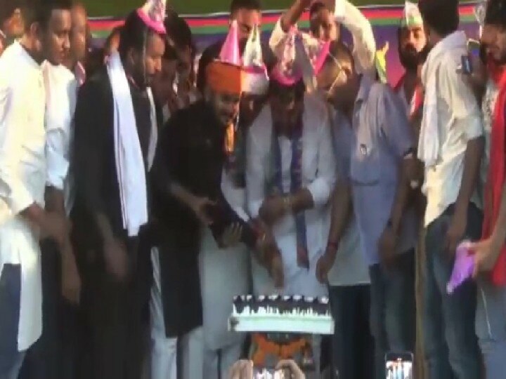 Bihar Election: चुनावी मंच पर कार्यकर्ताओं ने मनाया चिराग का जन्मदिन, पटाखे जलाकर किया स्वागत