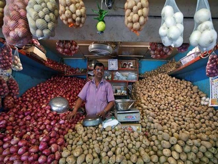 Inflation in vegetable prices affects family budgets in new delhi बढ़ती महंगाई ने बिगाड़ा रसोई का बजट, आम आदमी की थाली से दूर हुआ आलू, प्याज