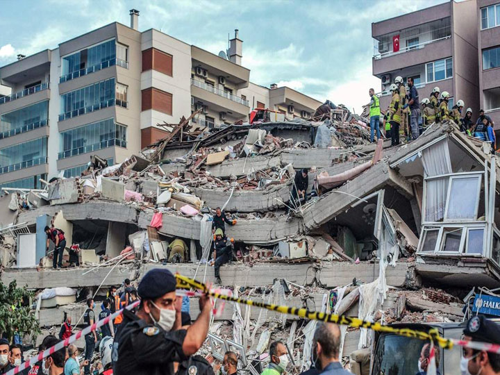 Rescue Workers Extricated A 70 Year Old Man From A Collapsed Building In  Turkey | तुर्की: इमारत के मलबे से 70 साल के बुजुर्ग को जीवित निकाला गया,  बोले- कभी नहीं छोड़ी थी उम्मीद