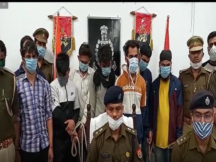 Saharanpur Police arrested 10 Person who cheated online ann सहारनपुर: फर्जी आधार कार्ड के सहारे ऑनलाइन करते थे ठगी, गिरोह के 10 लोग पुलिस ने दबोचे