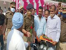 गोंडा: यातायात माह में ट्रैफिक नियमों के प्रति जागरुकता, बाइक सवारों को दिया गुलाब का फूल