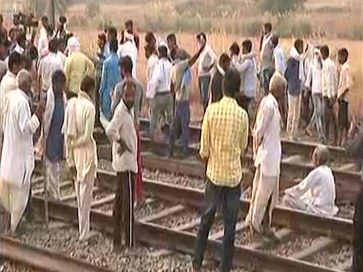 Rajasthan gurjar community again on railway tracks expressed anger over not fulfilling the promise of reservation राजस्थान: गुर्जर समुदाय फिर उतरा पटरियों पर, आरक्षण के वादे को ना पूरा होने को लेकर जताया गुस्सा