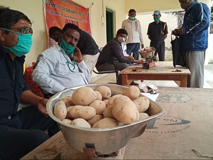 On the initiative of Yogi government, Prayagraj is getting 30 kg of potato and onion for 40 rupees ANN योगी सरकार की पहल पर प्रयागराज में 30 रूपये किलो आलू और 40 रूपये में मिल रहा प्याज
