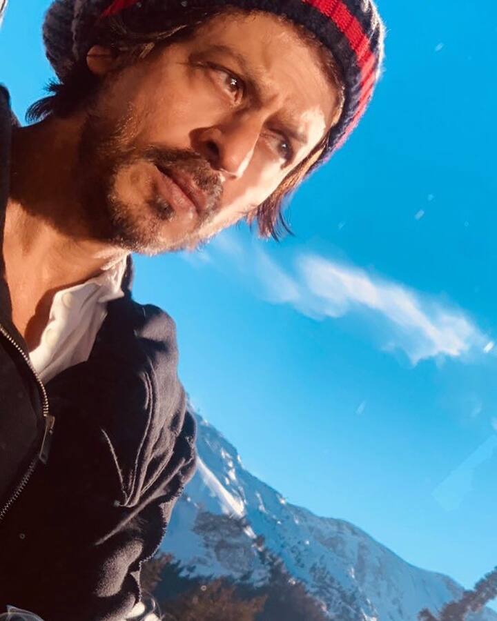 अगस्त 2009 में शाहरुख खान को उनके धर्म की वजह से न्यूयॉर्क एयरपोर्ट पर रोक लिया गया. उन्हें एक सम्मान समारोह में जाना था. बाद में सांसद राजीव शुक्ला के कॉल पर उन्हें छोड़ दिया गया. इसके बाद एक बार फिर शाहरुख खान को न्यूयॉर्क एयरपोर्ट पर रोक लिया गया था. इस बार उनके साथ नीता अंबानी थी, जिन्हें इमिग्रेशन अधिकारियों ने जान दिया लेकिन शाहरुख खान को 2 घंटे तक जांच-पड़ताल के लिए बैठाकर रखा.