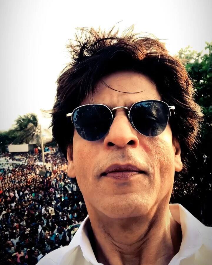 संजय दत्त और ऋतिक रोशन की फिल्म 'अग्निपथ' बैश के दौरान कथित तौर पर शाहरुख खान और फिल्ममेकर शिरीष कुंदूर के बीच लड़ाई हुई. फराह खान ने भी कहा था कि शारीरिक लड़ाई बहुत ही खतरनाक है. इस लड़ाई को खत्म करने के लिए फराह खान के भाई साजिद खान और उनके दोस्त साजिद नाडियावाला शाहरुख खान के घर मन्नत भी गए थे.