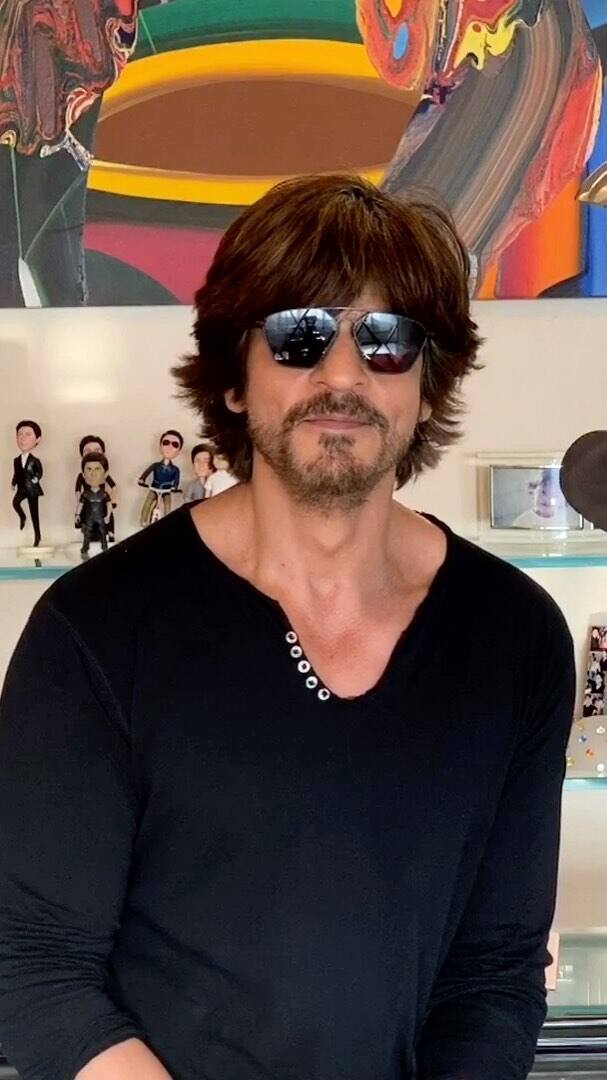 फिल्म 'माई नेम इज खान' के रिलीज के दौरान महाराष्ट्र में काफी हंगामा हुआ था. शिवसेना उनकी फिल्म को रिलीज नहीं हो दे रही थी. दरअसल, शिवसेना का विरोध का कारण था कि शाहरुख खान आईपीएल के तीसरे सीजन में पाकिस्तान के एक क्रिकेटर को खिलाना चाहते थे.