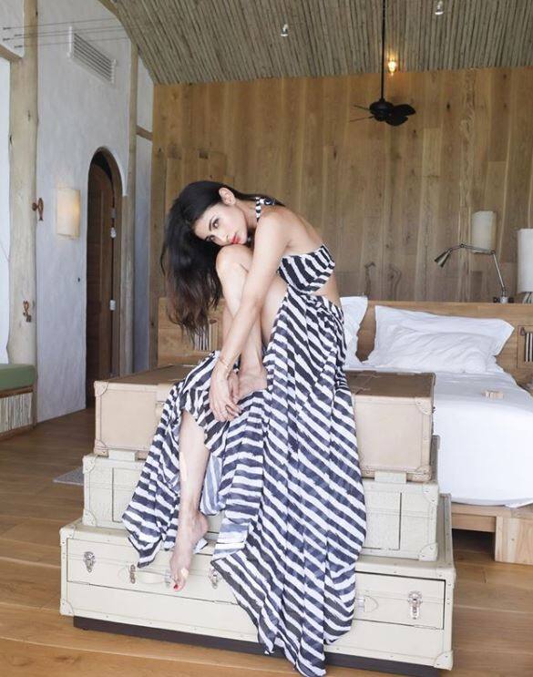 इंडियान हो या वेस्टर्न मौनी हर लुक में गजब ढाती हैं. (Photo Credit: Mouni Roy Instagram)