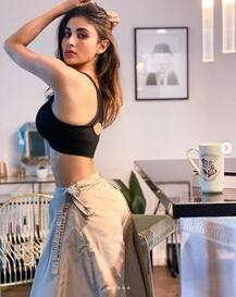 In Pics: मौनी रॉय ने फ्लॉन्ट की सगाई की डायमंड रिंग, मंगेतर को लेकर फैंस ने किए सवाल