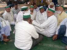 मेरठ: विभिन्न मांगों को लेकर अनिश्चितकालीन धरने पर बैठे भाकियू के कार्यकर्ता, सरकार के खिलाफ जताई नाराजगी