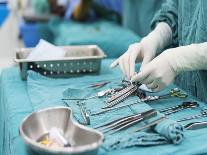 doctor left towel in women patient stomach after operation in sitapur uttar pradesh ann सीतापुर: ऑपरेशन के दौरान डॉक्टर ने महिला के पेट में छोड़ा तौलिया, काटनी पड़ी आंत