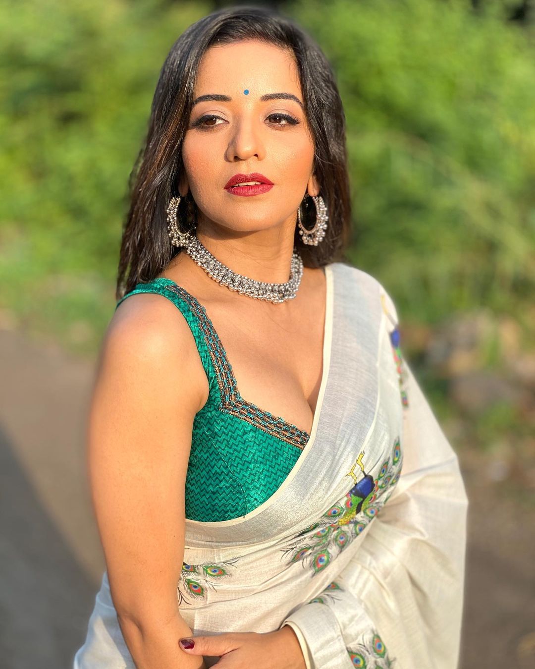 Monalisa Vikrant Banal Ba Beauti Sajal Saman Ho Bhojpuri Romantic Song Video | Bhojpuri Song: मोनालिसा ने अपने इस अलग अवतार से मचाया धमाल, लोगों को खूब पसंद आ रहा गाना