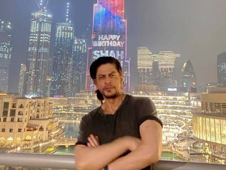 Shah Rukh Khan Birthday Burj Khalifa lights up to pay Salute srk baadshah of bollywood VIDEO: शाहरुख खान को बर्थडे विश के लिए रोशन हुआ बुर्ज खलीफा, SRK ने जताई खुशी, बना ट्विटर ट्रेंड