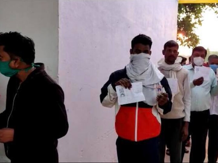Uttar Pradesh By Election Voting did not started in Tundla seat due to EVM Malfunction ANN यूपी उपचुनावः टुंडला के इस गांव में नहीं शुरू हुई वोटिंग, ईवीएम मशीन खराब होने के चलते रुका मतदान