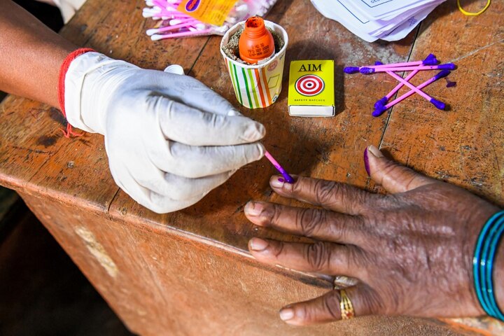 बिहार में 94 सीटों पर मतदान जारी, देश में कल आया कोरोना के 38 हजार 310 नए मामले