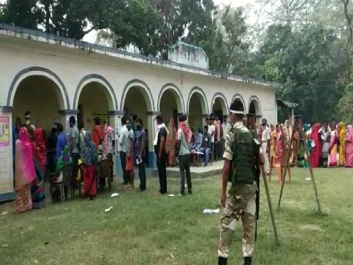 Bihar Polls: Voters seen in Naxalite affected area, by 11 pm, this percentage is down ann Bihar Polls: नक्सल प्रभावित क्षेत्र में भी दिख रहा मतदाताओं में जोश, महिलाएं बढ़-चढ़कर ले रहीं हिस्सा