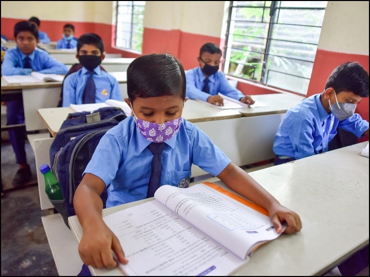 Coronavirus: Delhi schools reopen today for students of classes 9 and 11 ANN दिल्ली में आज से खुले 9वीं और 11वीं कक्षा के स्कूल, डिप्टी सीएम सिसोदिया ने किया दौरा