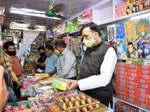 दिल्ली में शुरू हुआ एन्टी क्रैकर अभियान, पटाखा दुकानों का निरीक्षण करने पहुंचे पर्यावरण मंत्री गोपाल राय