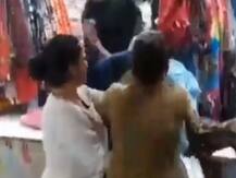 यूपी: आंटी कहने पर भड़की महिला ने लड़की की कर दी पिटाई, बाजार में मची भगदड़, देखें वीडियो