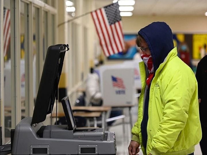 US Presidential Election Long Queues Seen Outside Polling Station अमेरिका में इस बार एक सदी के इतिहास में हो सकता सबसे ज्यादा मतदान, दिखीं लंबी-लंबी कतारें
