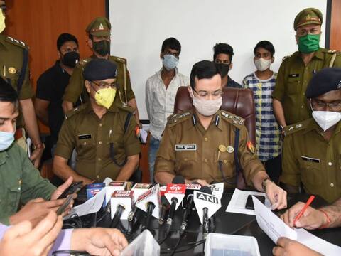 नोएडा: प्यार में बाधा बन रहे प्रेमिका के भाई को यूट्यूबर-स्टंटमैन ने मारी गोली, हत्या के आरोप में गिरफ्तार नोएडा: प्यार में बाधा बन रहे प्रेमिका के भाई को यूट्यूबर-स्टंटमैन ने मारी गोली, हत्या के आरोप में गिरफ्तार