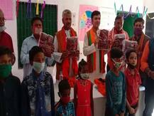 स्वेटर वितरण कार्यक्रम में बिना मास्क के ही पहुंचे बीजेपी के विधायक और नेता, सोशल डिस्टेंसिंग की भी धज्जियां उड़ाईं