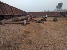 कासगंज: मालगाड़ी पलटने के मामले में सहायक स्टेशन मास्टर और रेलवे गार्ड पर गिरी गाज