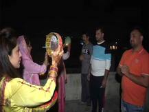 Karwa Chauth 2020: कई शहरों में दिखा चांद, सुहागिनों ने खोला व्रत