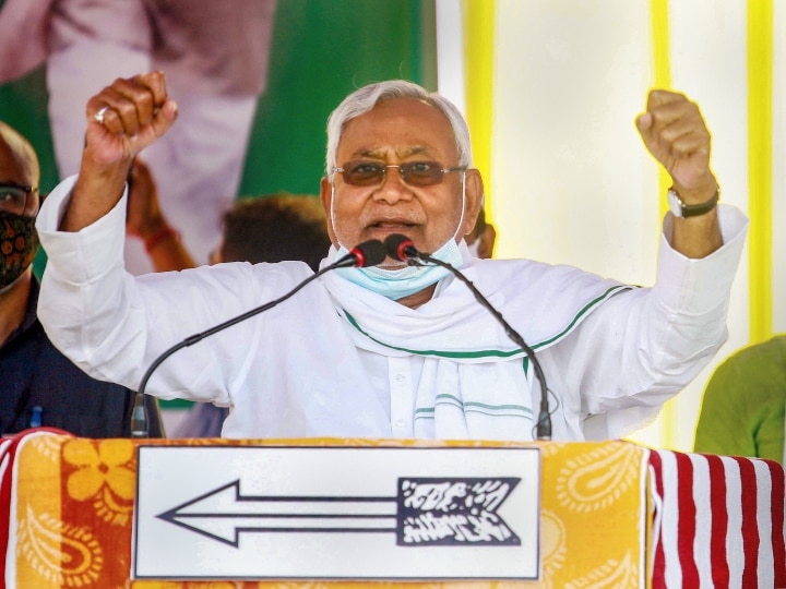 Bihar Election: In the election meeting, CM Nitish said- 'There is no power in anyone to tax our people out of the country' Bihar Election: सीएम नीतीश कुमार बोले- 'किसी में दम नहीं कि हमारे लोगों को देश से बाहर कर दे'