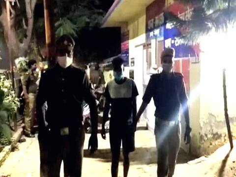 गोरखपुर: सड़क पर सरेआम तमंचा लहराते बदमाशों का वीडियो वायरल, पुलिस ने किया गिरफ्तार गोरखपुर: सड़क पर सरेआम तमंचा लहराते बदमाशों का वीडियो वायरल, पुलिस ने किया गिरफ्तार