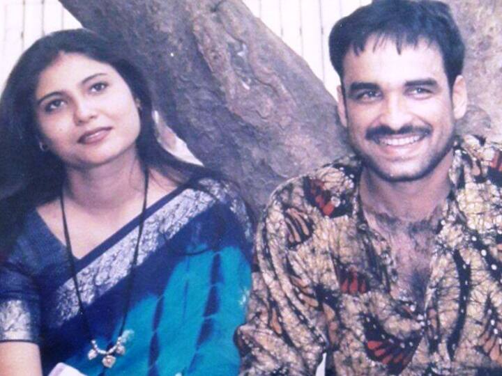 बॉलीवुड स्टार्स जिनके आज हम सभी फैन्स हैं, अपने स्ट्रगल के दौर में कैसे दिखते थे ? यह एक ऐसा सवाल है जो कभी ना कभी हमारे मन में ज़रूर आया होगा. इसलिए आज हम आपके फेवरेट स्टार्स के उस दौर के कुछ चुनिंदा फोटो लेकर आए हैं जब वह ज्यादा फेमस नहीं थे. इन फोटो को देख आप खुद अंदाज़ा लगाइए कि फेमस होने से पहले और फेमस होने के बाद इनके लुक्स में कितने चेंजेस आए.