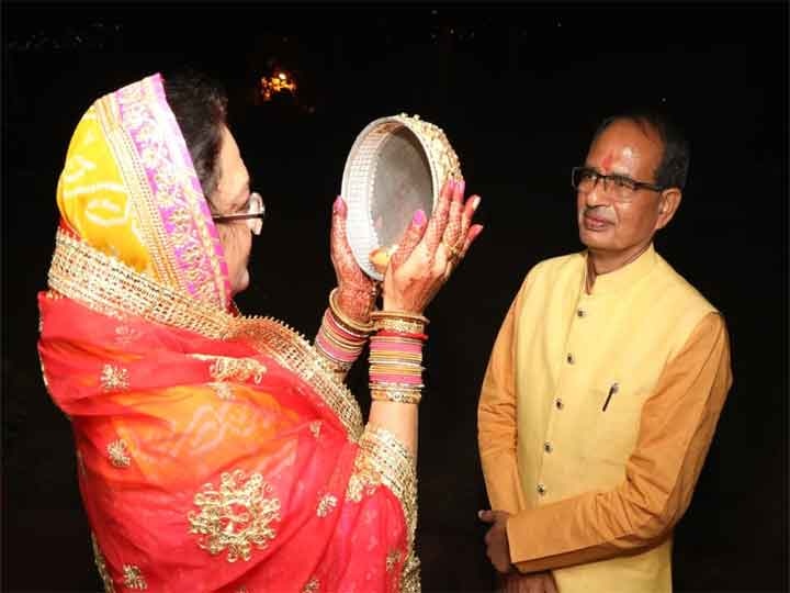 Karwa Chauth 2020: Chief Minister Shivraj Singh Chauhan celebrated his wife Karva Chauth, see photos Karwa Chauth 2020: मुख्यमंत्री शिवराज सिंह चौहान और उनकी पत्नी ने मनाया करवा चौथ, देखें तस्वीरें