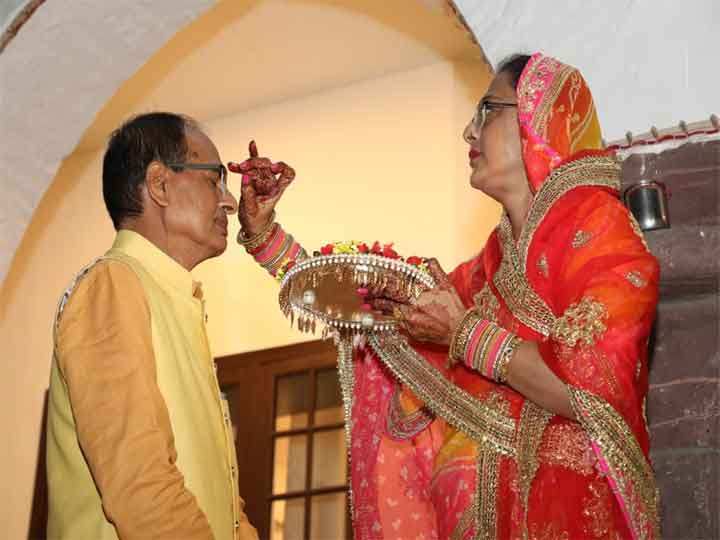 Karwa Chauth 2020: मुख्यमंत्री शिवराज सिंह चौहान और उनकी पत्नी ने मनाया करवा चौथ, देखें तस्वीरें