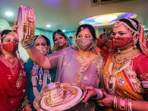 PHOTOS: देशभर में मनाया गया करवा चौथ, चंद्रमा का दर्शन कर सुहागिनों ने खोला व्रत