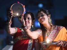 PHOTOS: देशभर में मनाया गया करवा चौथ, चंद्रमा का दर्शन कर सुहागिनों ने खोला व्रत