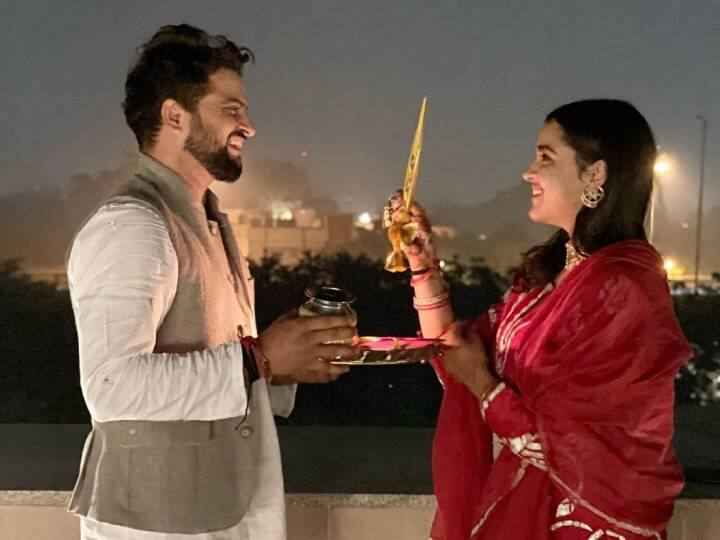 Karwa Chauth 2020: सुरेश रैना ने पत्नी के साथ सेलिब्रेट किया करवा चौथ, टाइम से नहीं दिखा चांद तो दिल्ली के Fog पर कसा तंज Suresh Raina celebrate Karwa Chauth with wife Priyanka Chaudhary and comment on delhi fog Karwa Chauth 2020: सुरेश रैना ने पत्नी के साथ सेलिब्रेट किया करवा चौथ, टाइम से नहीं दिखा चांद तो दिल्ली के Fog पर कसा तंज