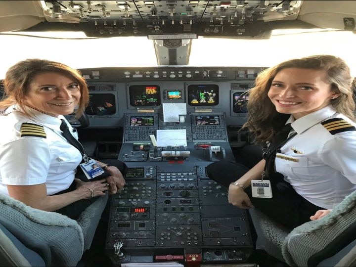 This mother-daughter duo created history by becoming a pilot together in commercial flight कमर्शियल फ्लाइट में इस मां-बेटी की जोड़ी ने एक साथ पायलट बनकर रच दिया इतिहास