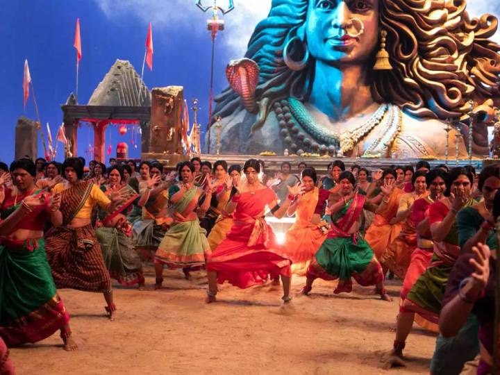 BamBholle Song launch Akshay Kumar first time dance with saari and transgenders BamBholle Song: फिल्म लक्ष्मी का नया सॉन्ग 'बम भोले' लॉन्च, अक्षय ने पहली बार किया 100 ट्रांसजेंडर के साथ डांस