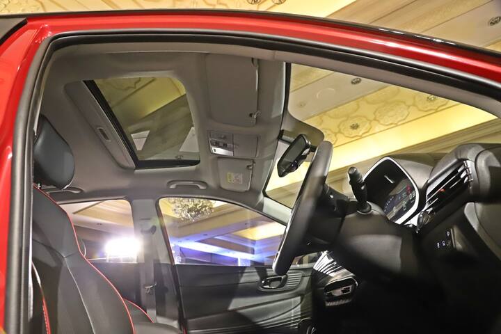 इंजन के संदर्भ में नए i20 में मानक 1.2l पेट्रोल मिलता है जो मैनुअल के साथ 82 bhp और CVT ऑटो के साथ 86 bhp बनाता है. DCT ऑटोमैटिक और एक iMT के साथ 1.0 टर्बो पेट्रोल है. यह पूर्ण 120 बीएचपी भी बनाता है. हमें मैन्युअल टर्बो विकल्प भी पसंद आया है. एक डीजल 1.5 है और साथ ही 100 बीएचपी है और यह 6-स्पीड मैनुअल के साथ उपलब्ध है. हम जल्द ही नई i20 ड्राइव करेंगे, लेकिन पहली नजर में यह हुंडई द्वारा i20 को एक नया प्रीमियम पुश देने के लिए एक अच्छा प्रयास किया है. यह निश्चित रूप से सुविधाओं या इंजनों या टेक प्लस के मामले में बेहतर है, लेकिन इसके लिए आपको ऐसी कीमत भी चुकानी होगी. नई i20 वास्तव में कुछ कॉम्पैक्ट एसयूवी की तुलना में अधिक समझ में आती है.