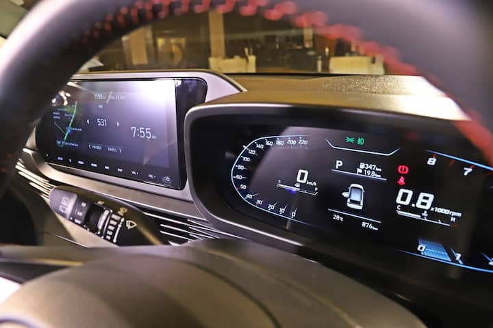 अगर एक्सटीरियर अच्छा है तो अंदरूनी हिस्से को देखकर आप हैरान रह जाएंगे क्योंकि हुंडई ने अपनी कुछ अन्य कारों की तुलना में इसके इंटीरियर को अधिक प्रीमियम बना दिया है. अपने प्रतिद्वंद्वियों के बीच i20 का इंटीरियर सबसे प्रीमियम दिखता है. यह वेन्यू या वेर्ना से भी बेहतर दिखता है. हॉरिजेन्टल डिजाइन पैटर्न एयर वेंट से मेल खाता है और यह बहुत क्लासी है लेकिन 10.25 इंच टचस्क्रीन एक तरह का टीवी है. इसमें बड़ी साइज की HD डिस्प्ले दी गई है जिसे हम अलग-अलग सेक्शन के साथ जोड़ सकते हैं. स्क्रीन के आकार के कारण भी रियर कैमरा व्यू से भी शानदार है. इतना ही नहीं आपके पास एक डिजिटल डिस्प्ले भी दी गई है.