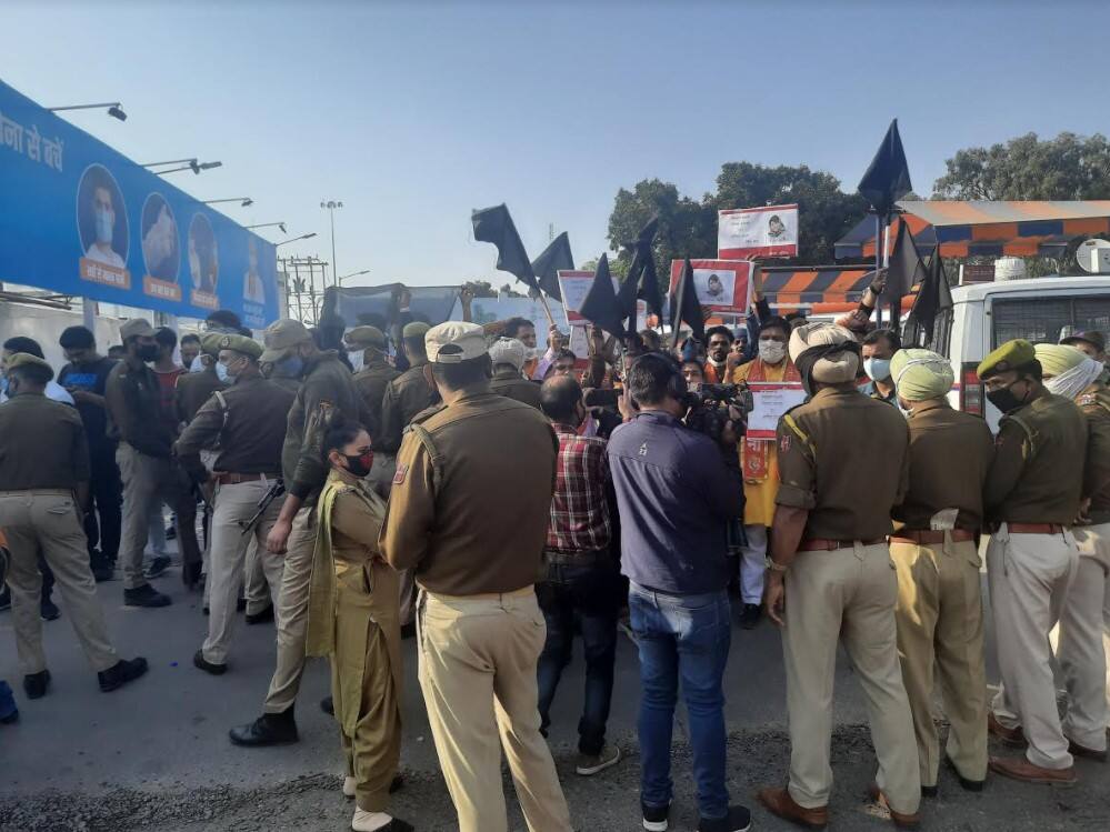 गुप्कार घोषणा पर मचे बवाल के बीच पीडीपी चीफ महबूबा मुफ्ती पहुंची जम्मू PDP Chief Mehbooba Mufti arrives in Jammu amidst ruckus over the cowherd declaration ann गुप्कार घोषणा पर मचे बवाल के बीच पीडीपी चीफ महबूबा मुफ्ती पहुंची जम्मू