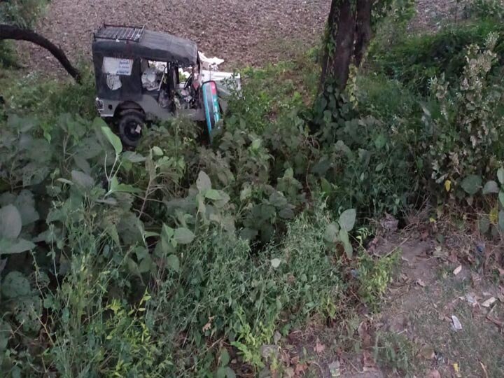 Collision between Jeep and Auto in Ballia, driver died on spot ann बलिया: नेशलन हाई वे पर जीप-ऑटो में भिड़ंत, टक्कर के बाद खाई में गिरी जीप, ड्राइवर की मौत
