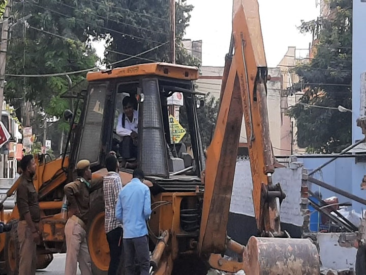 mukhtar ansari close meraj illegal construction demolished in varanasi uttar Pradesh ann वाराणसी में मुख्तार अंसारी के करीबी मेराज के घर पर चला बुलडोजर, अवैध निर्माण किया गया ध्वस्त