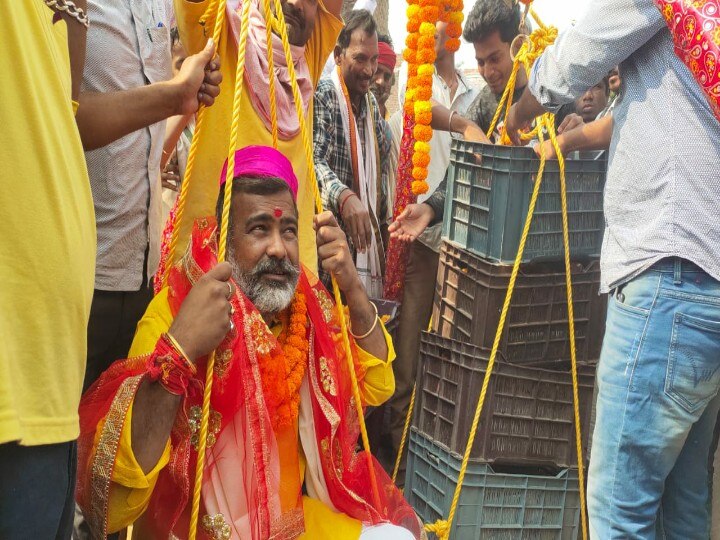 Bihar Polls: supporters of Congress candidate who came to ask for votes welcomed, somewhere coin, and somewhere weighed with fish ann Bihar Polls: वोट मांगने पहुंचे कांग्रेस प्रत्याशी का समर्थकों ने किया स्वागत, कहीं सिक्कों, तो कहीं मछलियों से तोला