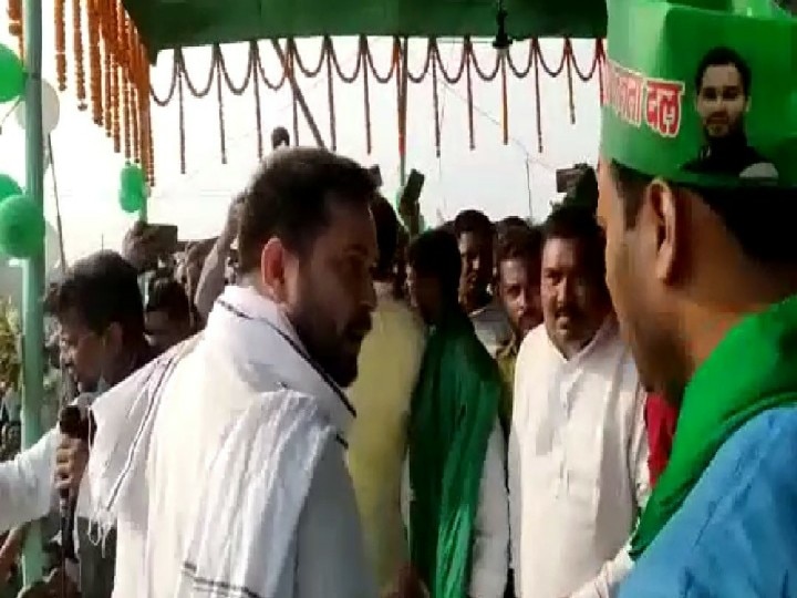 Bihar Polls: During the public meeting, fiery rage on the stage, party workers were reprimanded, know what is the whole matter ann Bihar Polls: जनसभा के दौरान मंच पर भड़के तेजस्वी, पार्टी कार्यकर्ताओं को लगाई फटकार, जानें- क्या है पूरा मामला