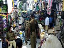 गोरखपुर: स्‍पोर्ट्स की दुकान से अवैध पटाखों का जखीरा बरामद, लाखों का माल जब्त