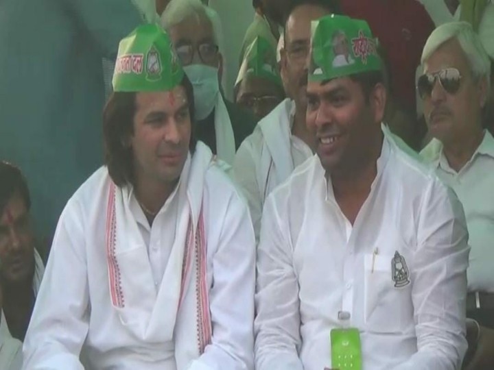 मालूम हो कि तेज प्रताप ने राजनीति में पहली बार महुआ विधानसभा क्षेत्र से अपना भाग्य आजमाया था और जीतकर विधानसभा पहुंचे थे.