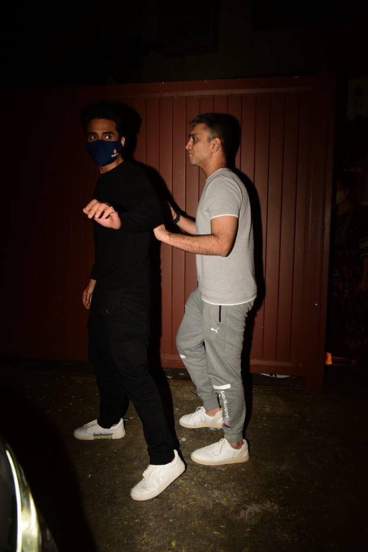 जैकी भगनानी भी लारा दत्ता के घर के बाहर स्पॉट हुए. जैकी कई फिल्मों में देखे जा चुके है. जैकी यंगिस्तान, मित्रों, फालतू जैसी फिल्मों में अहम किरदार निभाते दिखाई दिये है.